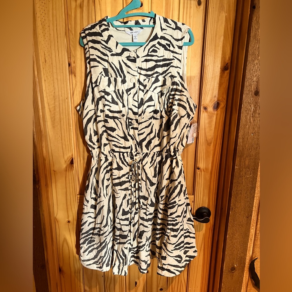 Nine West women’s dress, sleeveless, draw string waist, 2 layers.
